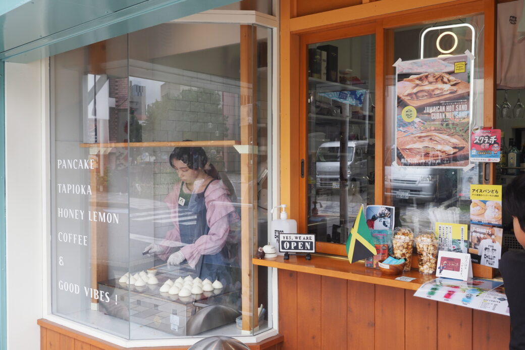 小窓からパンケーキを焼く姿が見える、昼のチリンフィリン。